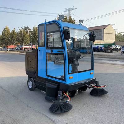 高效清潔新選擇 駕駛式小型掃地車與環衛霧炮式垃圾掃路車在現代環境中的應用